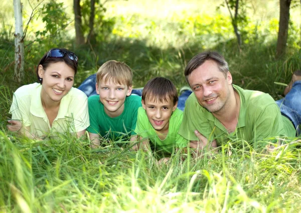 Boa família na camisa verde — Fotografia de Stock