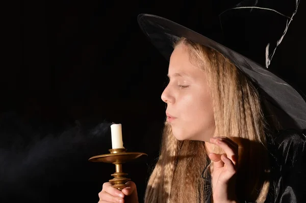 Meisje in een heks — Stockfoto