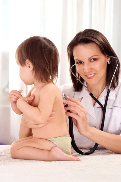 Médico bonito com paciente pequeno — Fotografia de Stock