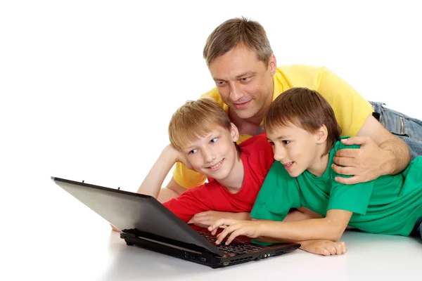 Bedårande familj i ljusa t-shirts — Stockfoto