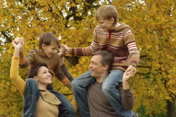 Família jogando no parque de outono — Fotografia de Stock