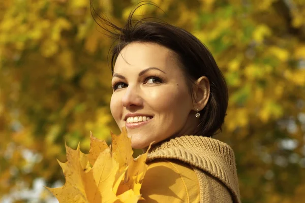 An attractive young smiling woman — Stock Photo, Image