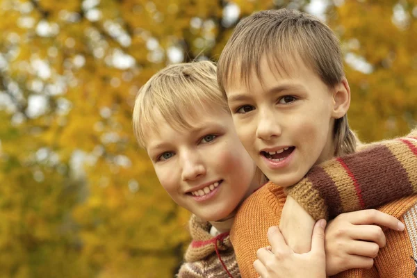 Mutlu çocuklar sonbaharda rahatlatıcı — Stok fotoğraf