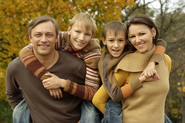 Familjen avkopplande i en vacker höst park — Stockfoto