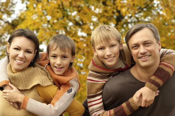 秋にリラックスできる素敵な家族 — ストック写真