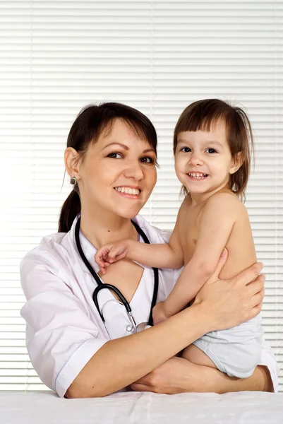 Coole Ärztin mit kleinem Patienten — Stockfoto