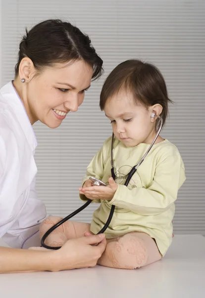 Arzt mit einem netten Kind — Stockfoto