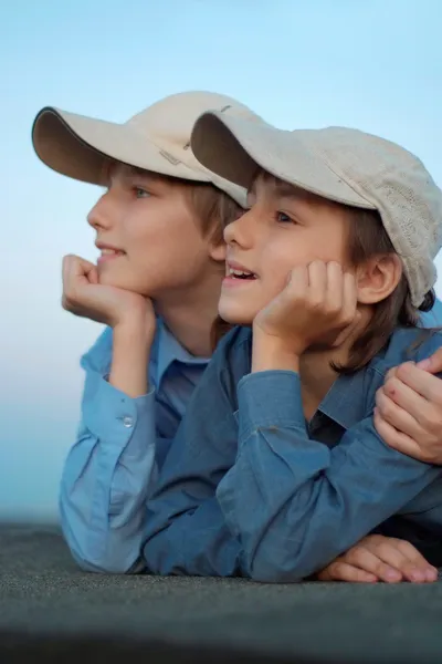 Mejores amigos disfrutando de la naturaleza — Foto de Stock