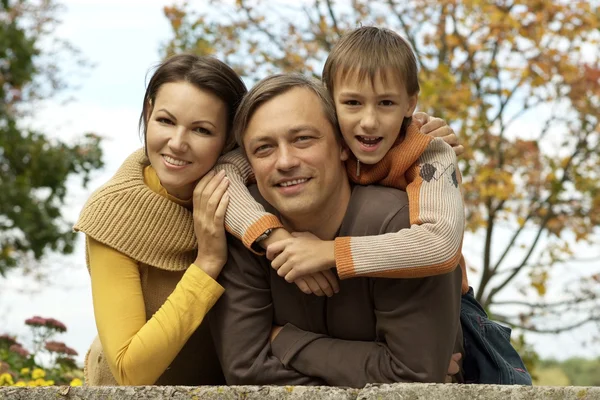 Familjen tillsammans avkopplande — Stockfoto