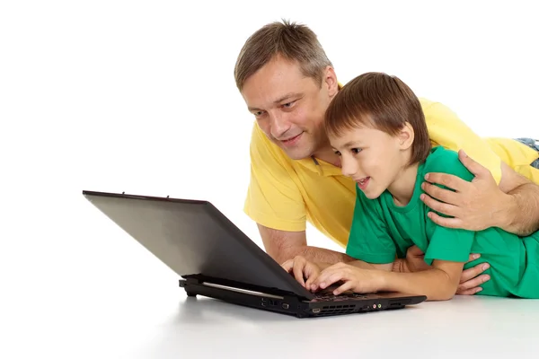 Familia sonriente en camisetas brillantes —  Fotos de Stock