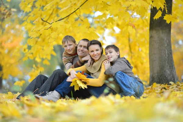 Glückliche Familie beim Spaziergang — Stockfoto