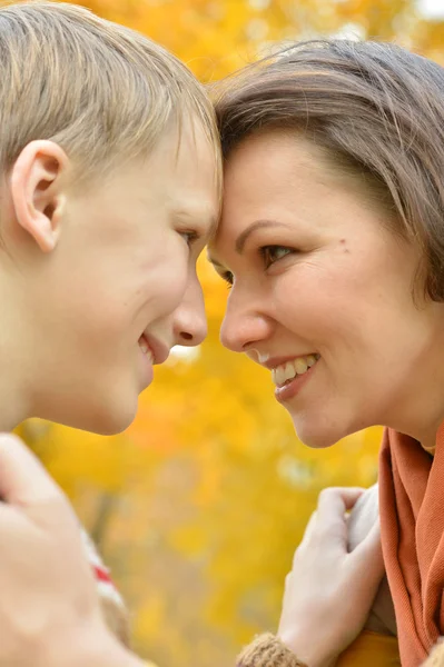 Moeder met haar zoon — Stockfoto