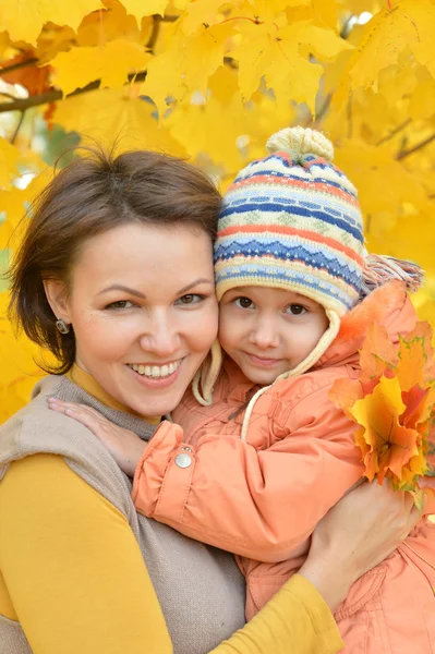 Mamma och dotter för en promenad — Stockfoto