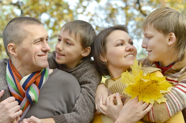 Hermosa familia feliz — Foto de Stock