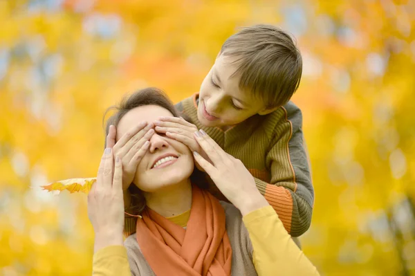 Moeder met een jongen — Stockfoto