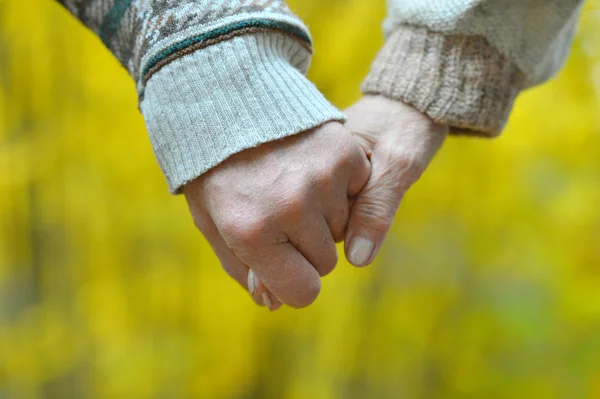 Händerna på ett älskande par — Stockfoto