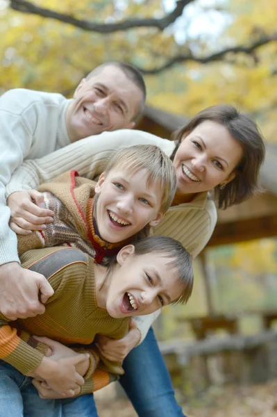 Happy Family op een wandeling — Stockfoto