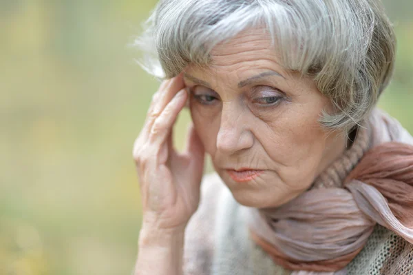 Nadenkend oudere vrouw — Stockfoto