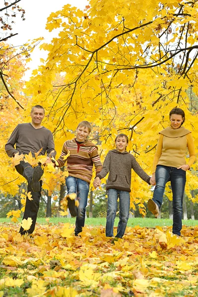 Família feliz em uma caminhada — Fotografia de Stock