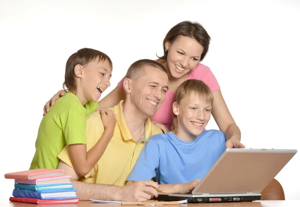 Familie in gekleurde t-shirts — Stockfoto