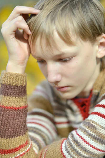 Kleiner Junge zu Fuß — Stockfoto