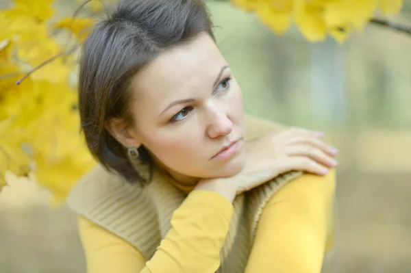 Junge Frau zu Fuß — Stockfoto