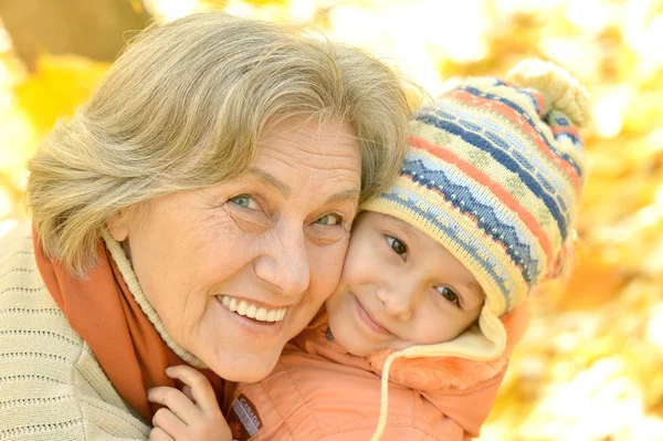 Großmutter mit ihrer Enkelin — Stockfoto