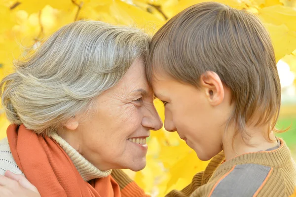 Oma en kleinzoon — Stockfoto