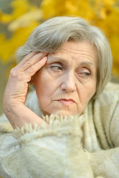 Elderly woman thinking — Stock Photo, Image