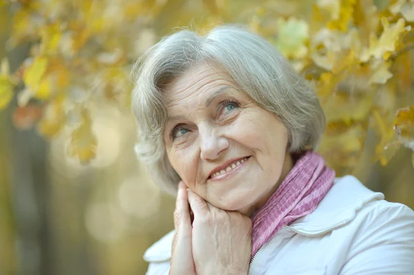 Knappe oudere vrouw — Stockfoto