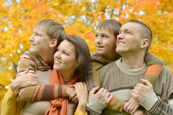 Vacker familj tillsammans — Stockfoto