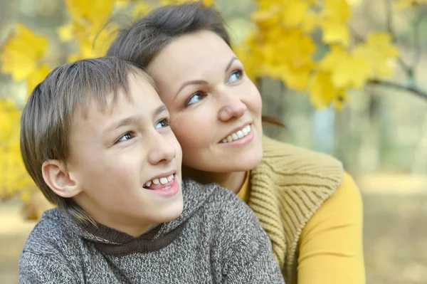 Moeder met haar zoon — Stockfoto