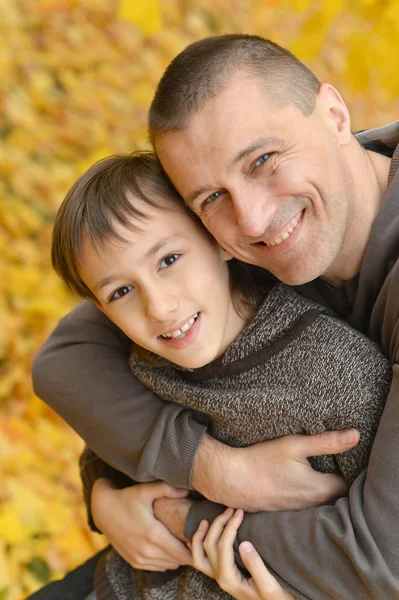 Padre e hijo en un paseo — Foto de Stock