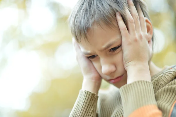 Jongen in een warme trui — Stockfoto