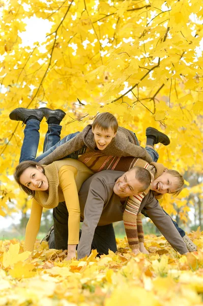 Familia feliz en un paseo — Foto de Stock