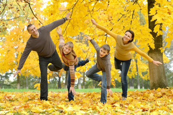 Familia feliz en un paseo — Foto de Stock