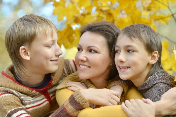 Moeder met haar zoons — Stockfoto