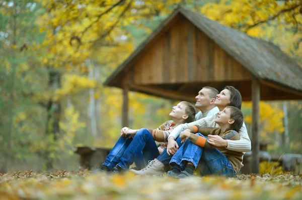 Familia feliz en un paseo — Foto de Stock