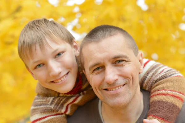 Padre e hijo en un paseo — Foto de Stock