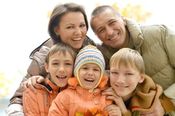 Famiglia amichevole su una passeggiata — Foto Stock