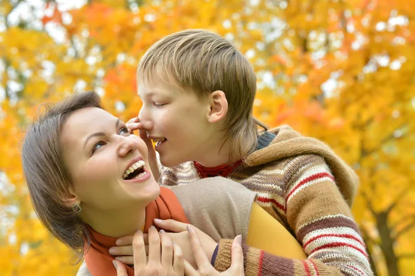 Madre con su hijo — Foto de Stock