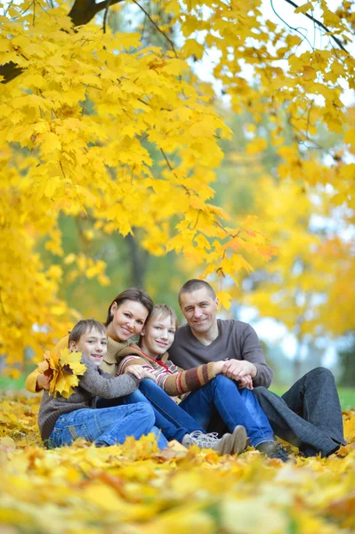 Familia feliz en un paseo — Foto de Stock