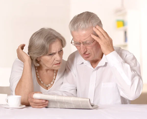 Hermosa pareja de ancianos caucásicos sentados en una mesa —  Fotos de Stock