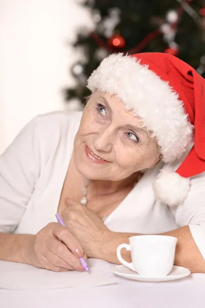 Oudere vrouw met cadeau — Stockfoto