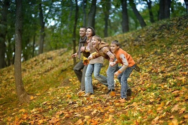 Família feliz correndo — Fotografia de Stock
