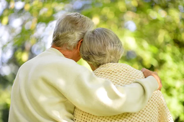 Ouderen in het park — Stockfoto