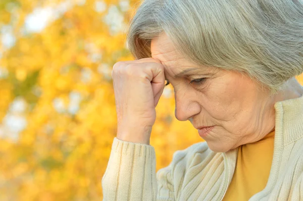 Senior vrouw op aard — Stockfoto