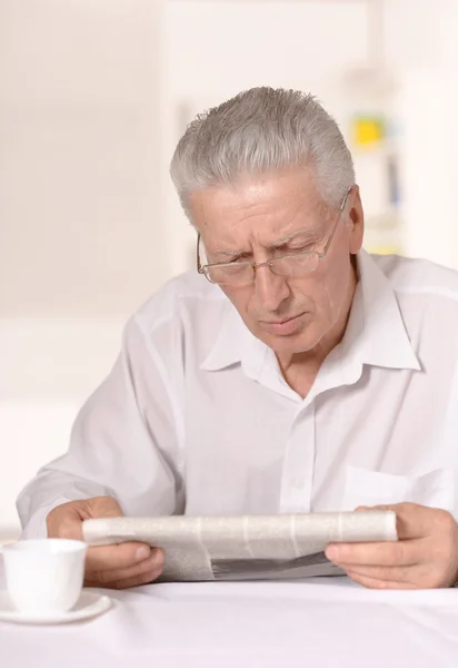 Homme âgé avec journal — Photo