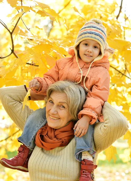 Grootmoeder met haar kleindochter — Stockfoto