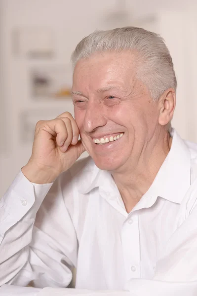 Retrato de homem idoso alegre — Fotografia de Stock